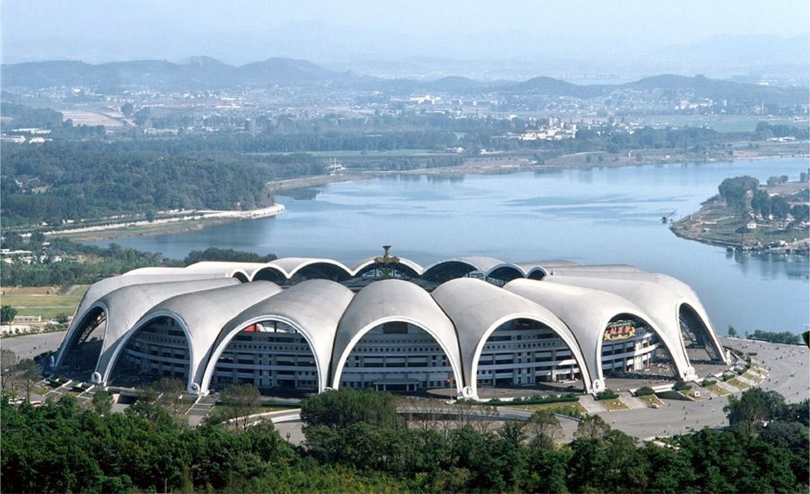 Stade de rené 2 decouvert par Ajonc Stade-rungrado-may-day-stadium-pyongyang-corc3a9e-du-nord